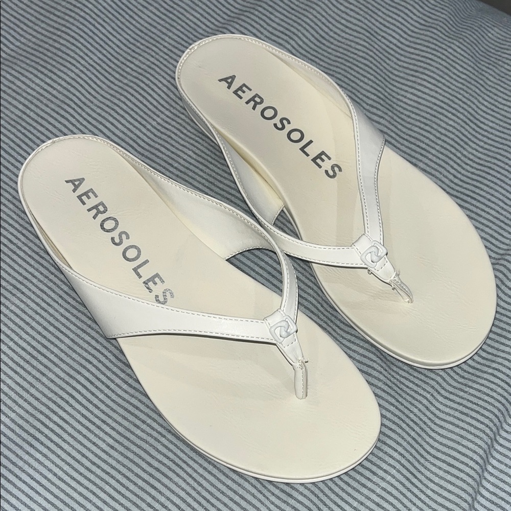 Brand New AEROSOLES Women's Cream Sandals